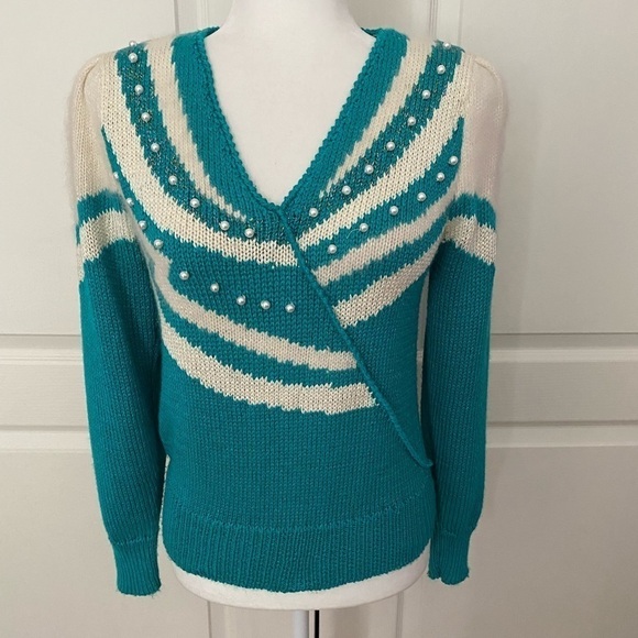 Lauren Cole Petites Faux Pearl Embellished V-Neck Sweater – Turquoise Cream Gold - Picture 2 of 10